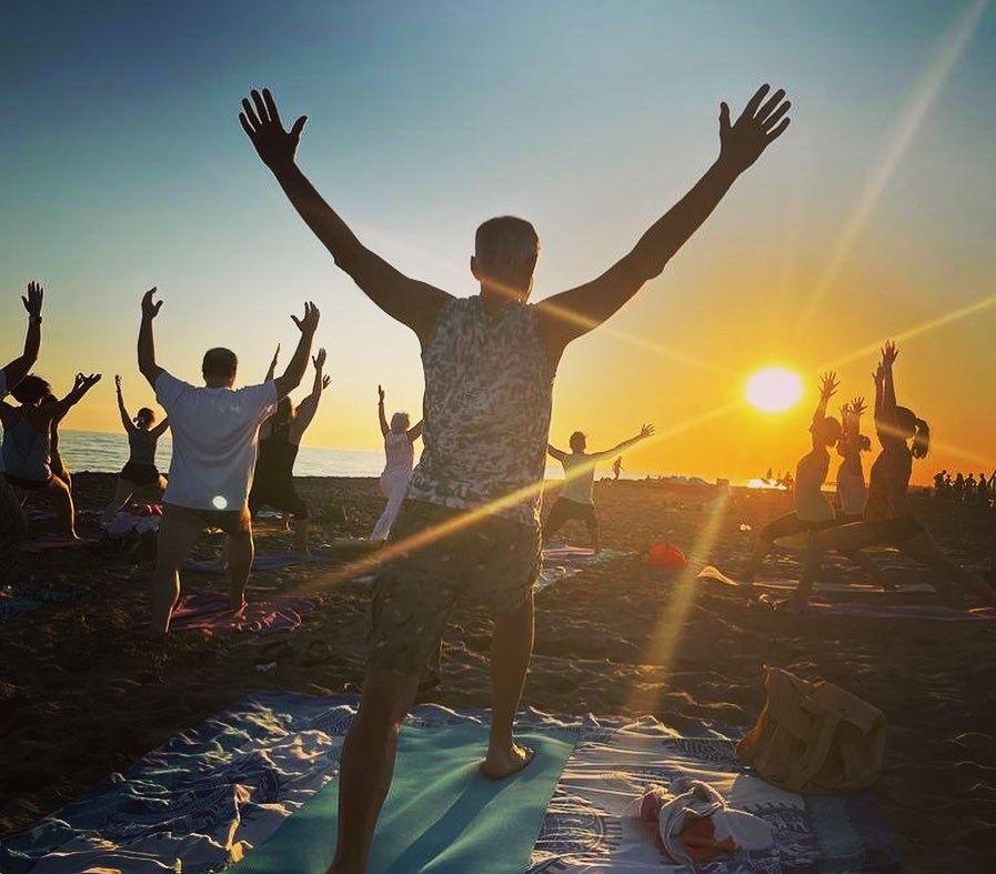 yoga in spiaggia al tramonto